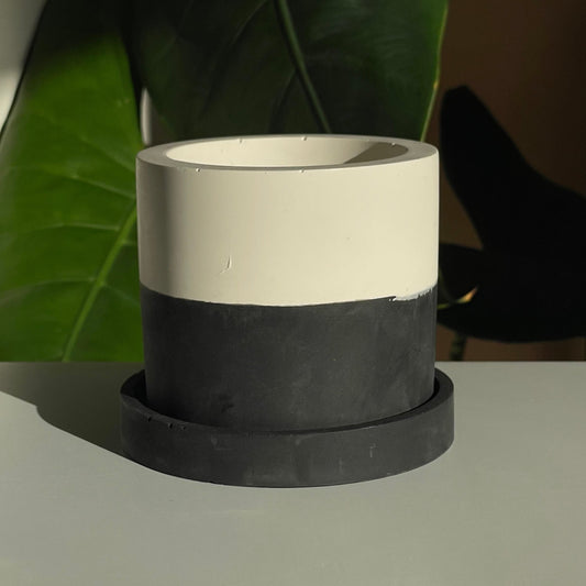 Monochrome Pot